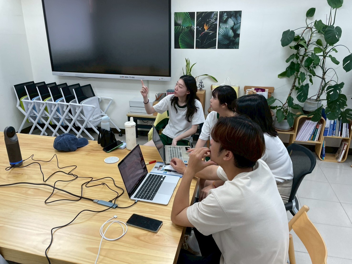 點擊或滑動下一張